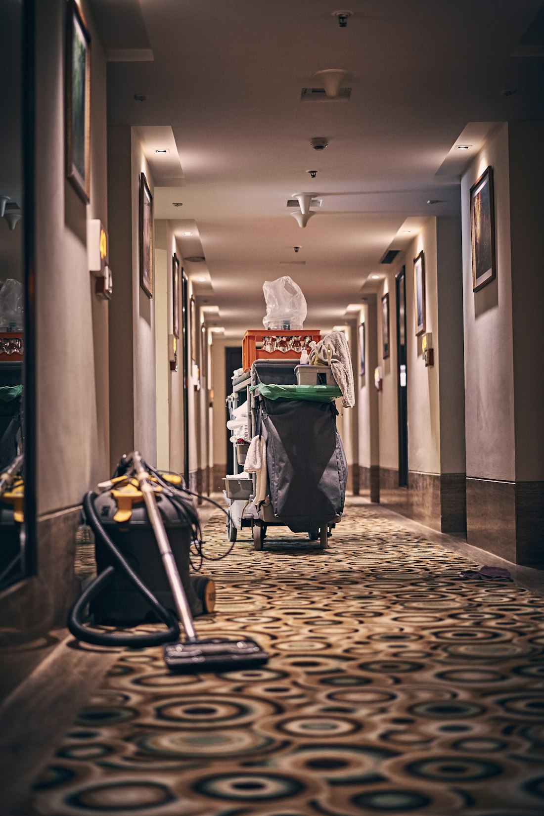Otel koridorunda temizlik arabası ve süpürge